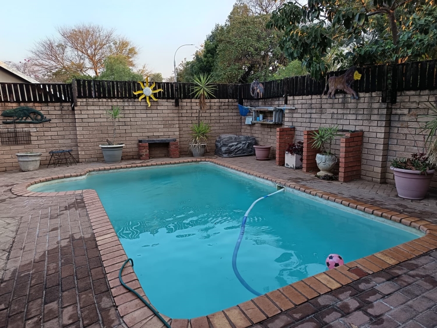 3 Bedroom Property for Sale in Geelhoutpark North West